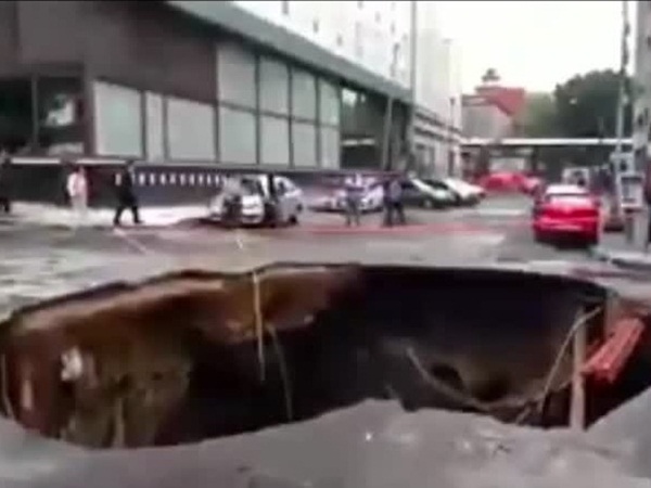 بالفيديو .. فجوة كبيرة في أحد شوارع المكسيك