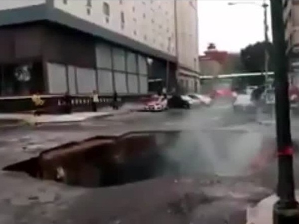 بالفيديو .. فجوة كبيرة في أحد شوارع المكسيك