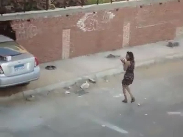 بالفيديو .. تشتعل النيران في سيارتها بعد شرائها بأربعة أيام