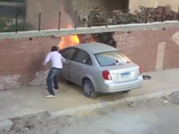 بالفيديو .. تشتعل النيران في سيارتها بعد شرائها بأربعة أيام