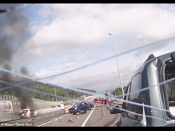 أبطال على أحد الطرق بأمريكا .. شاهدهم وهم ينقذون سيدة من سيارة محترقة