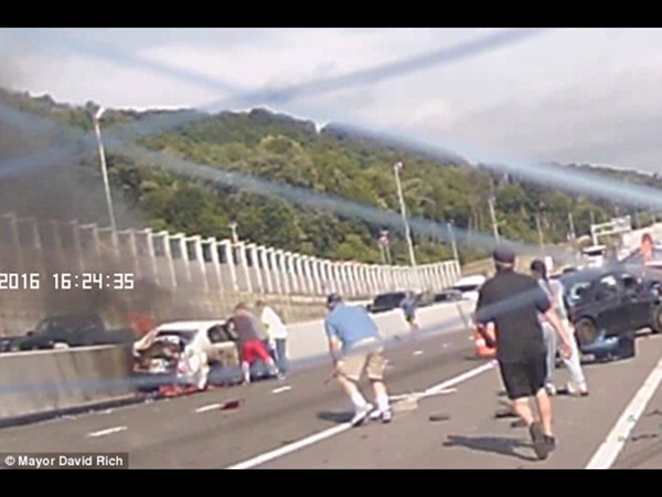 أبطال على أحد الطرق بأمريكا .. شاهدهم وهم ينقذون سيدة من سيارة محترقة