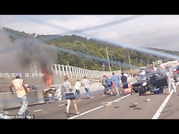 أبطال على أحد الطرق بأمريكا .. شاهدهم وهم ينقذون سيدة من سيارة محترقة