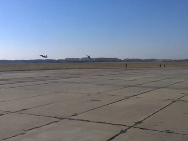 عرض طائرات مقاتلة كاد يتحول إلى كارثة .. فيديو