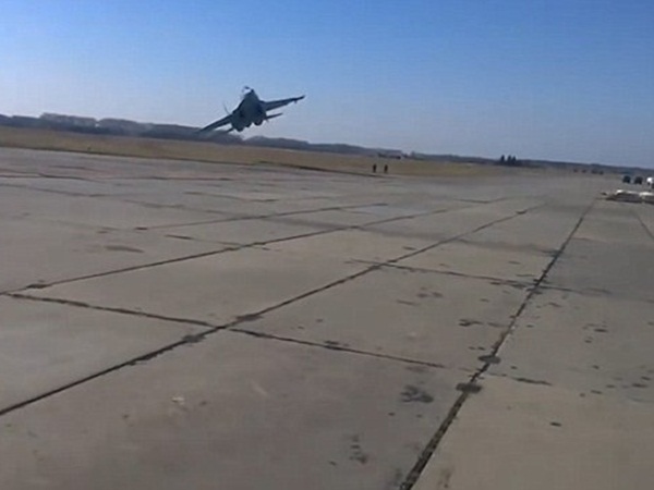 عرض طائرات مقاتلة كاد يتحول إلى كارثة .. فيديو