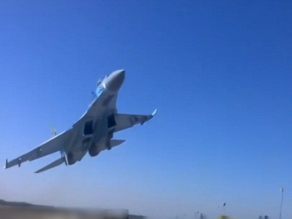 عرض طائرات مقاتلة كاد يتحول إلى كارثة .. فيديو