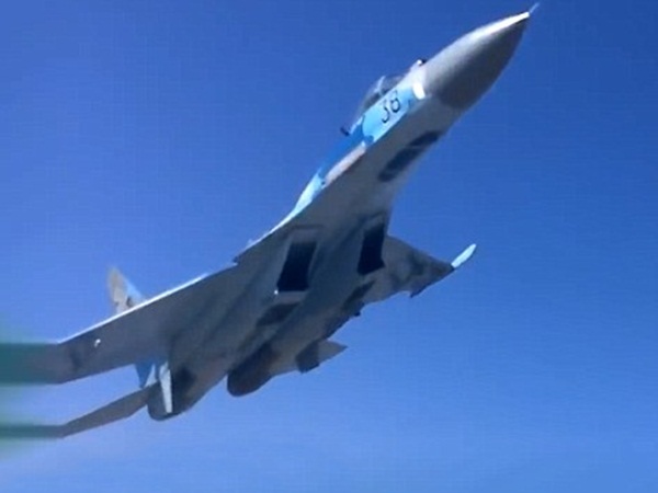 عرض طائرات مقاتلة كاد يتحول إلى كارثة .. فيديو