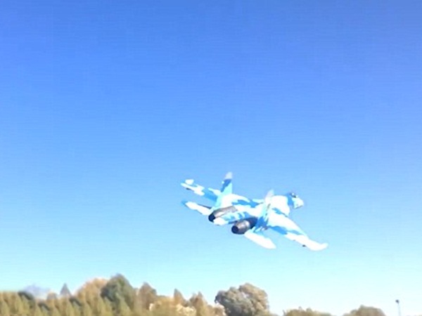 عرض طائرات مقاتلة كاد يتحول إلى كارثة .. فيديو