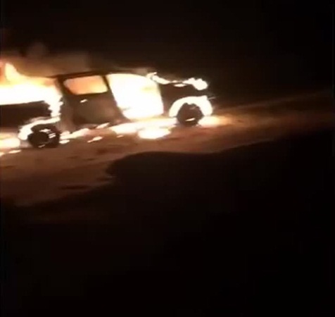 لهذا السبب التافه احترقت سيارته .. فتجنبوا هذا الأمر .. فيديو