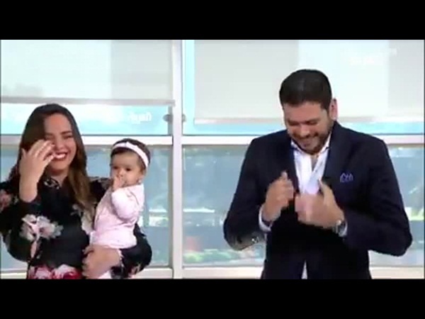 بالفيديو .. يقعان في نوبة ضحك بسبب إمساك اليد الخطأ
