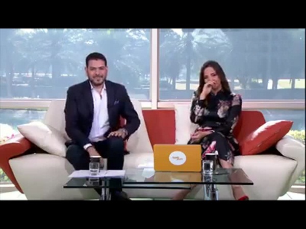 بالفيديو .. يقعان في نوبة ضحك بسبب إمساك اليد الخطأ