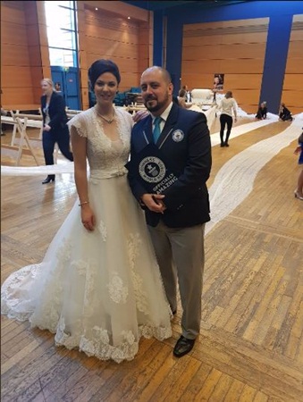 أطول فستان زفاف في العمل يغطي جبل إفرست .. فيديو