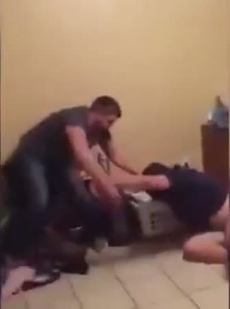 ضبط زوجته مع عشيقها .. فماذا فعل به .. فيديو