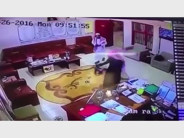 طالب سعودي يقتحم المدرسة حاملًا السلاح .. فيديو