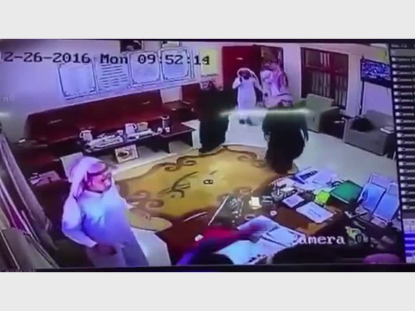 طالب سعودي يقتحم المدرسة حاملًا السلاح .. فيديو