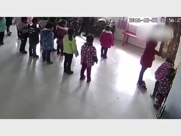 فيديو مزعج .. معلمة تعذب طفلتين بالحضانة