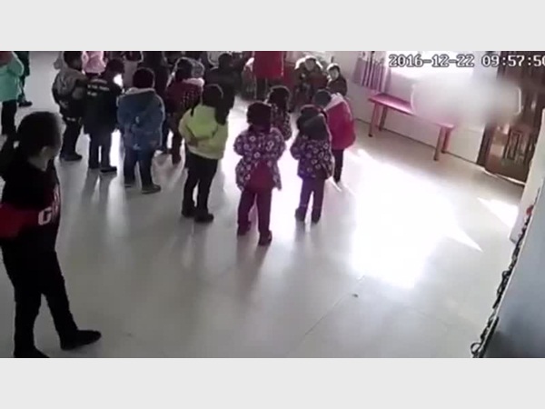 فيديو مزعج .. معلمة تعذب طفلتين بالحضانة