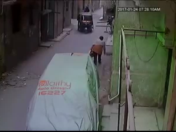 شاهد عملية سرقة لإحدى السيدات .. أوقعها على وجهها وهرب