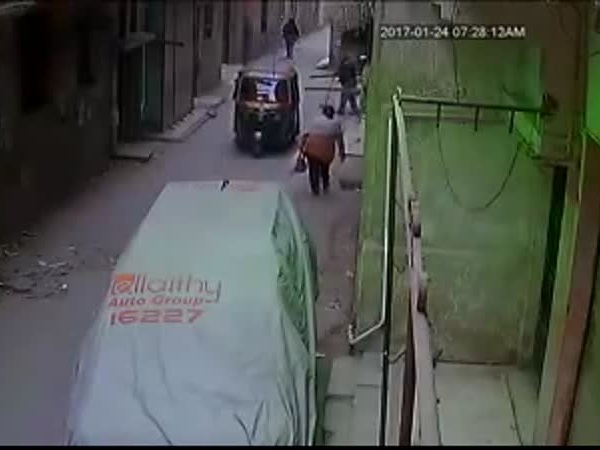 شاهد عملية سرقة لإحدى السيدات .. أوقعها على وجهها وهرب