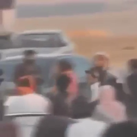 شاهد ماذا فعل هذا المفحط وهو يحمل رشاشًا