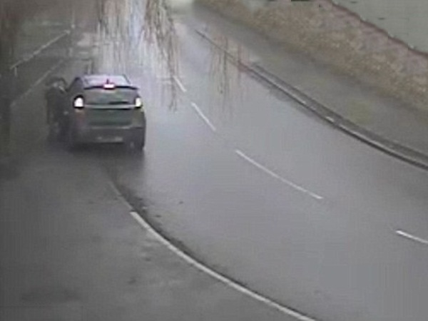 سرق سيارة .. ليفاجأ بوجود طفل داخلها .. شاهد ماذا فعل