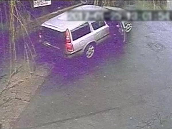 سرق سيارة .. ليفاجأ بوجود طفل داخلها .. شاهد ماذا فعل