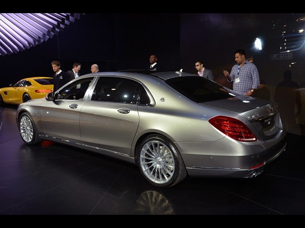 شاهد شاب سعودي يستعرض سيارته ذاتية القيادة