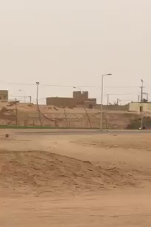 شاهد تهور سائق يقفز فوق تلة بالسيارة