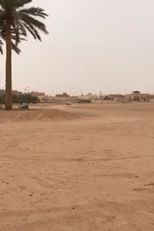 شاهد تهور سائق يقفز فوق تلة بالسيارة