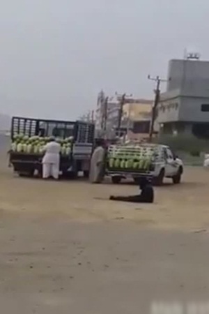 شاهد .. دخل يومي لمتسولة يتعدى 3 آلاف ريال .. يوميًا