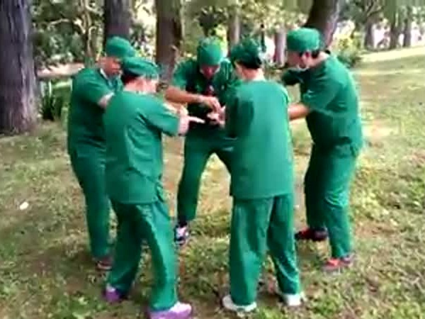 فيديو طريف لمجموعة من الأطباء يحمل رسالة مهمة