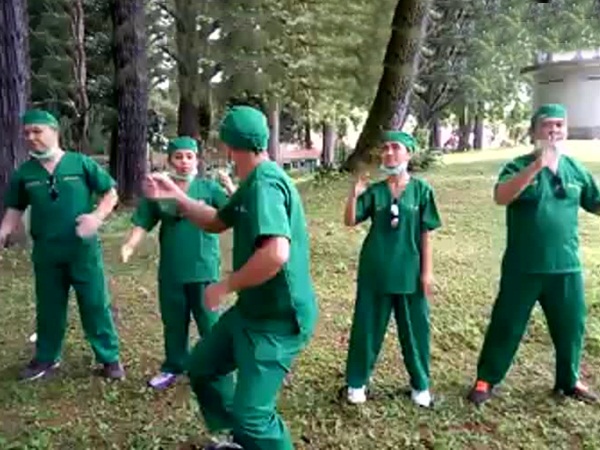 فيديو طريف لمجموعة من الأطباء يحمل رسالة مهمة