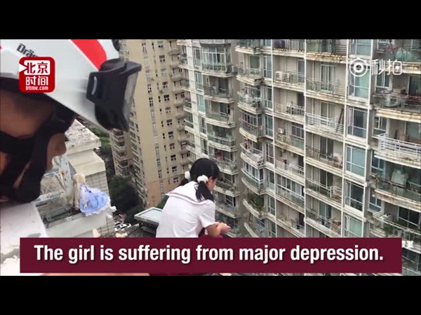 بالفيديو .. معلم ينقذ تلميذة من الانتحار