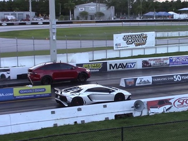 تسلا إكس تهزم لامبورغيني في سباق الربع الميل بفارق جزء من الثانية .. فيديو