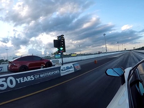 تسلا إكس تهزم لامبورغيني في سباق الربع الميل بفارق جزء من الثانية .. فيديو