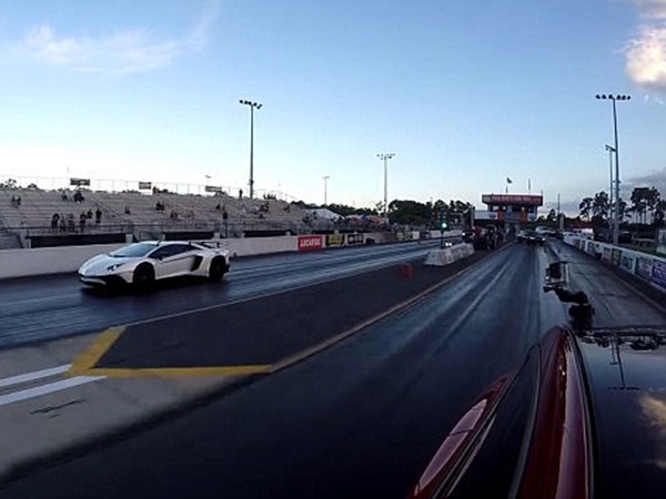 تسلا إكس تهزم لامبورغيني في سباق الربع الميل بفارق جزء من الثانية .. فيديو