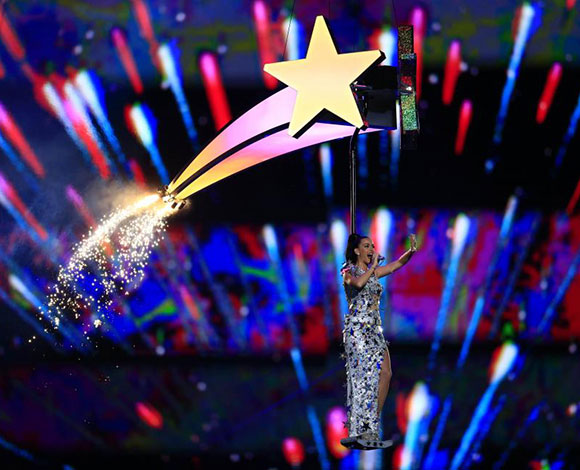 عرض احتفالي رائع جداً لنهائي الـ "Super Bowl" احيته كاتي بيري