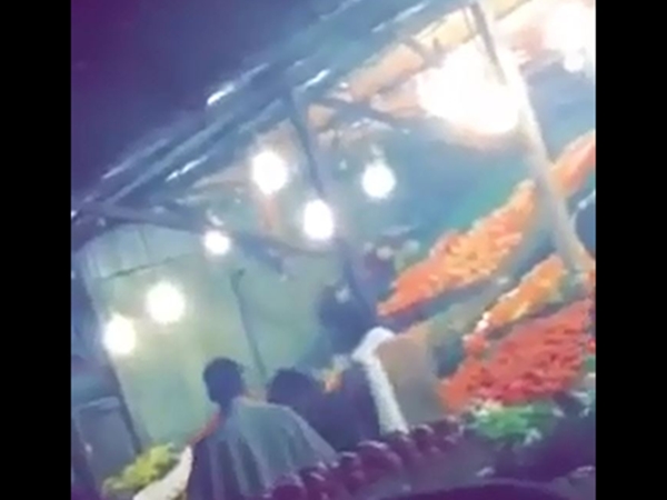 شاهد شخص يعتدي بالضرب على بائع خضار
