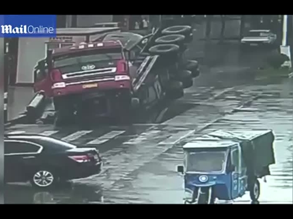 هبوط أرضي يقسم شاحنة نصفين