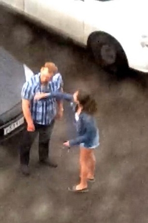 فيديو .. رجل يكيل اللكمات لصديقته حتى تنزف