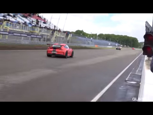 صاحب أحدث سيارة لفيراري يستعرض إمكانياتها بحرق إطاراتها