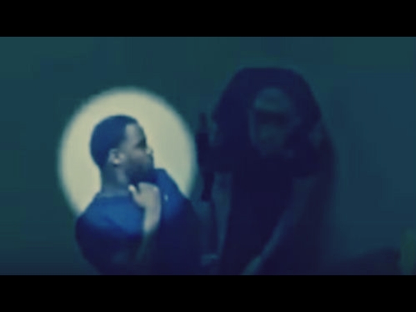 شاب يحاول سرقة مسدس الشرطي قائلًا اقتلني