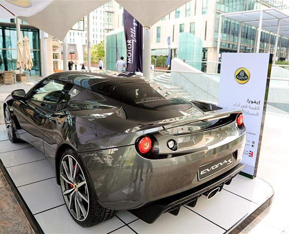 Motor Village يجمع السيارات الفارهة في دبي