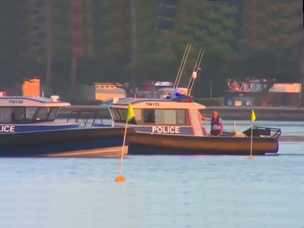 شاهد لحظة سقوط طائرة في النهر بأستراليا