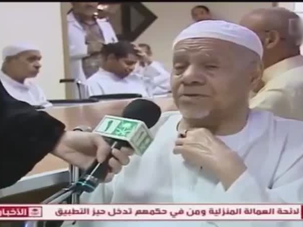 شاهد مسن كفيف .. يوجّه رسالة مفعمة بالحب لابنته من دار المسنين