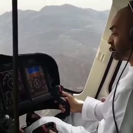 الشيخ محمد بن زايد آل نهيان يتفقد أبو ظبي في مروحية