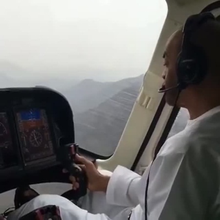 الشيخ محمد بن زايد آل نهيان يتفقد أبو ظبي في مروحية