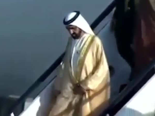 فيديو لسقوط الشيخ محمد بن راشد من سلم الطائرة بالأردن