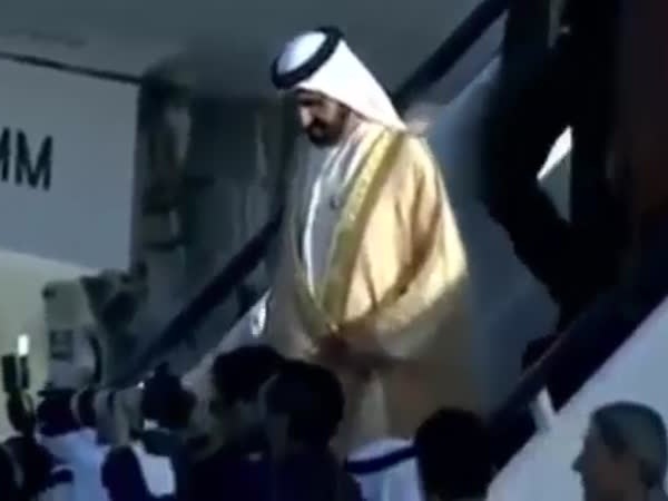 فيديو لسقوط الشيخ محمد بن راشد من سلم الطائرة بالأردن