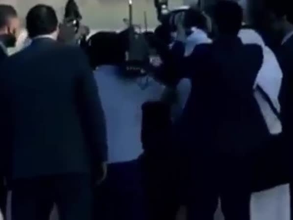 فيديو لسقوط الشيخ محمد بن راشد من سلم الطائرة بالأردن